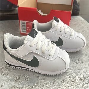 Nike Kids Cortez Easyon White and Dark Green Sneakers with box